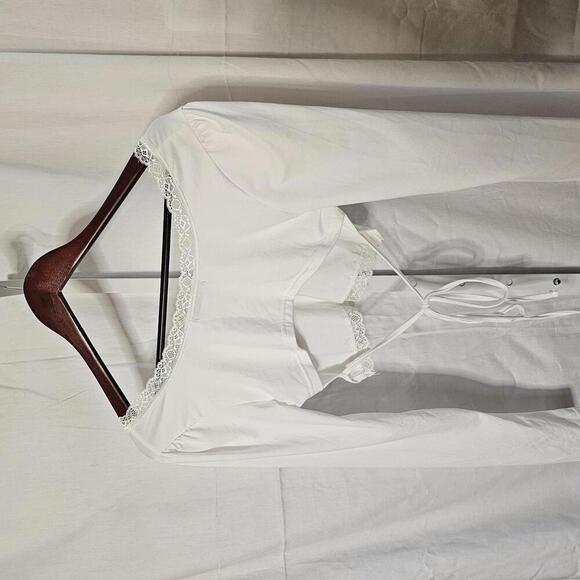 Stylish White Lace Trim Long Sleeve Crop Top - Picture 2 of 3